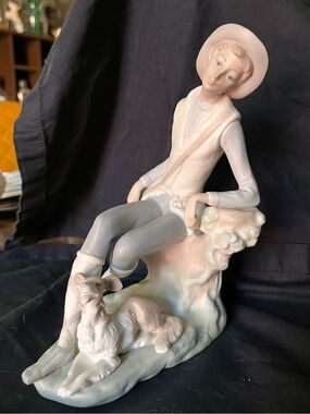 Lladró Porcelain Figurine “Seated Man with Dog”, matte, #4659